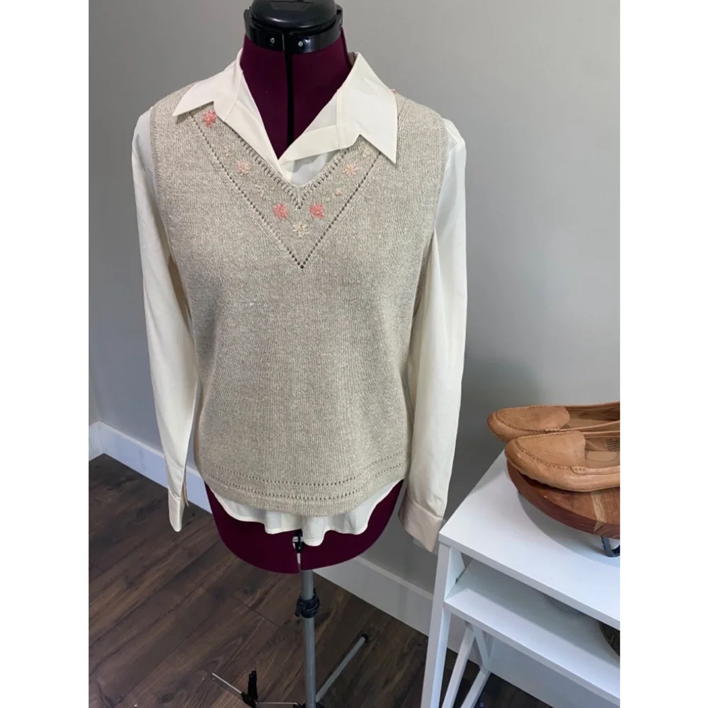 🌟SALE Liz Claiborne Embroidered Vest - Picture 2 of 4